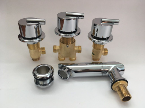 Смеситель врезной на борт ванны GR-H705